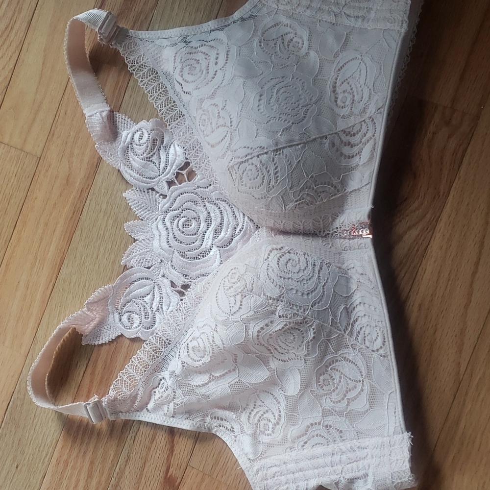 Womens floral secrets bra. NWOT